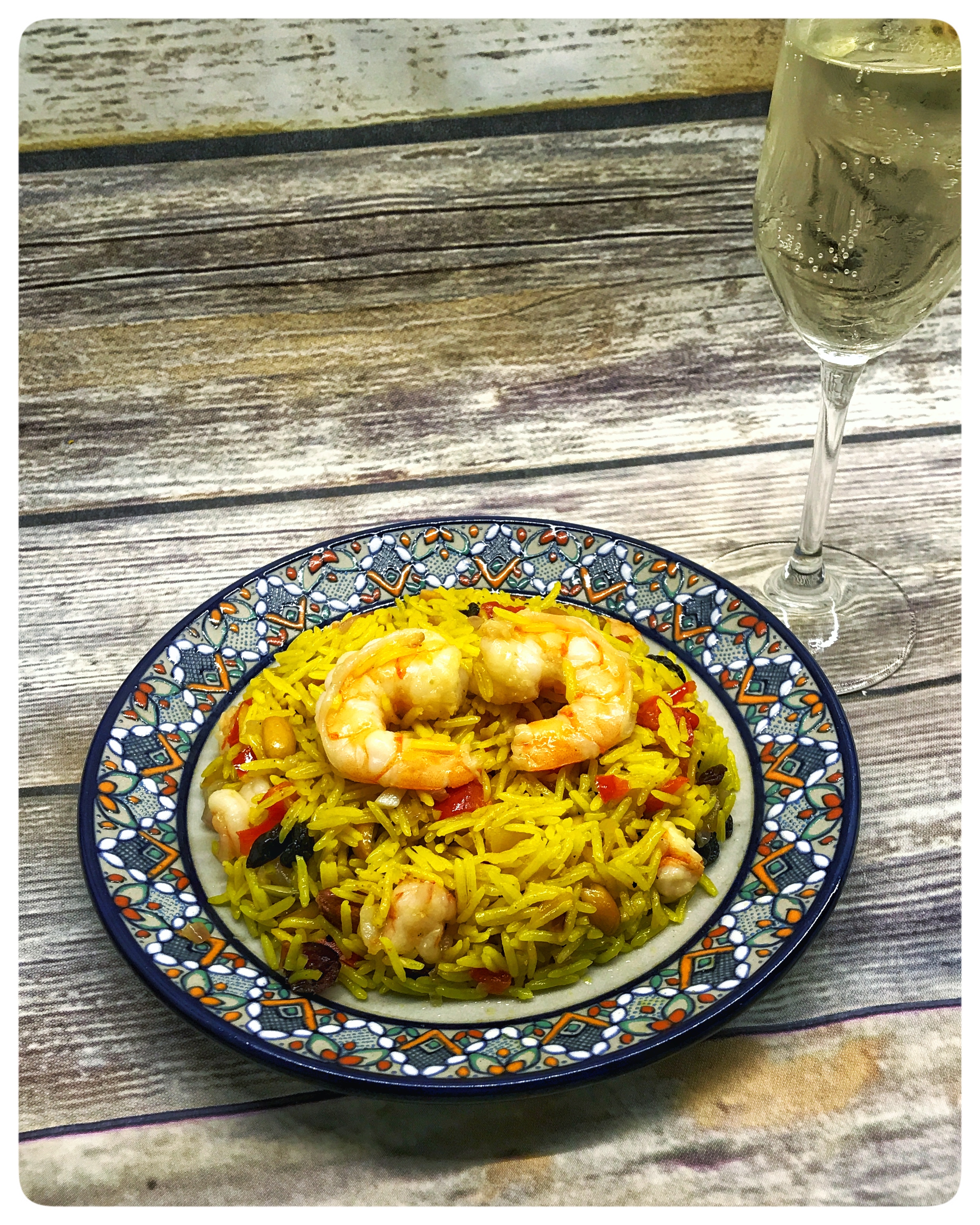 Arroz de cúrcuma con camarones y frutos secos