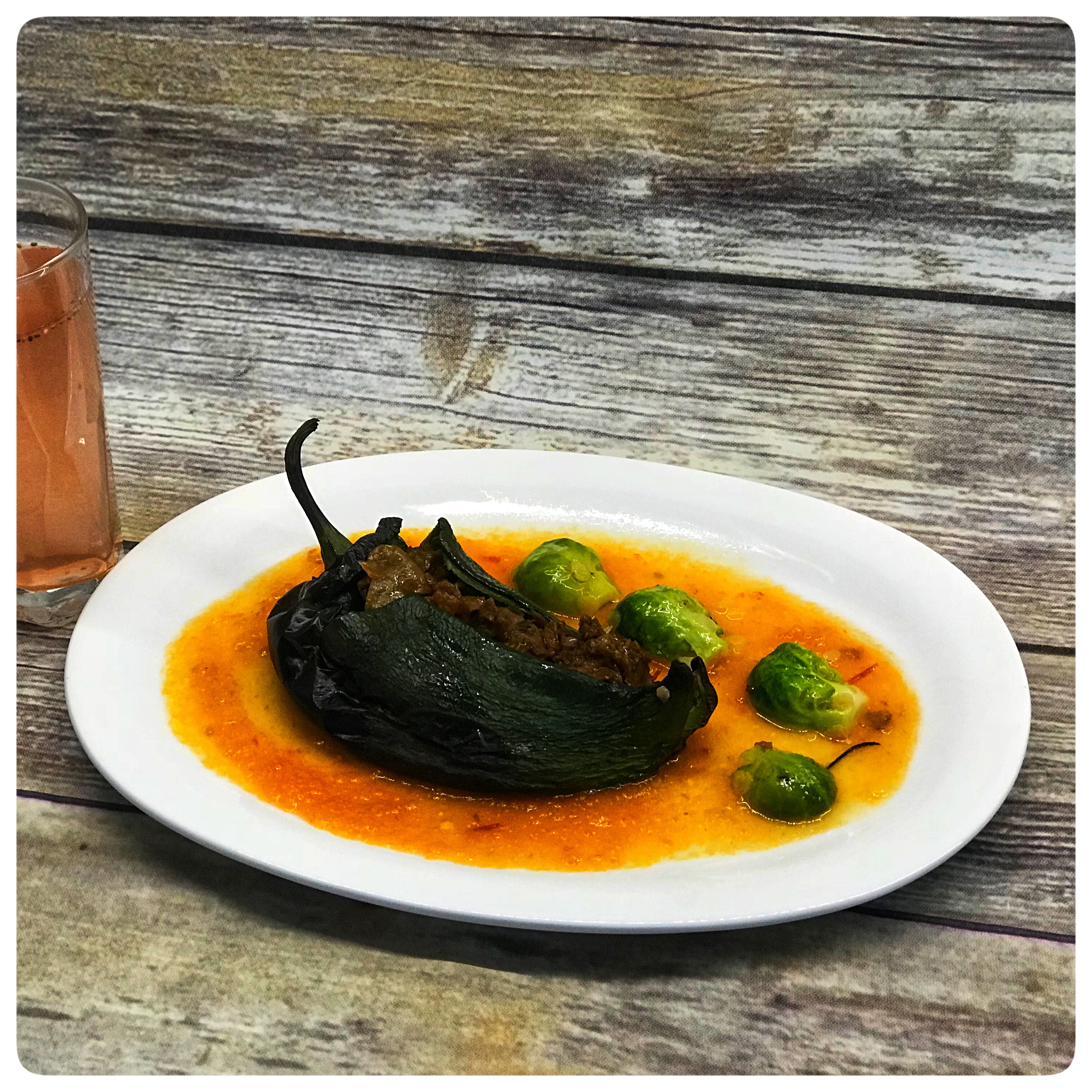 Vegano – Chile poblano relleno de carne vegana tipo oriental