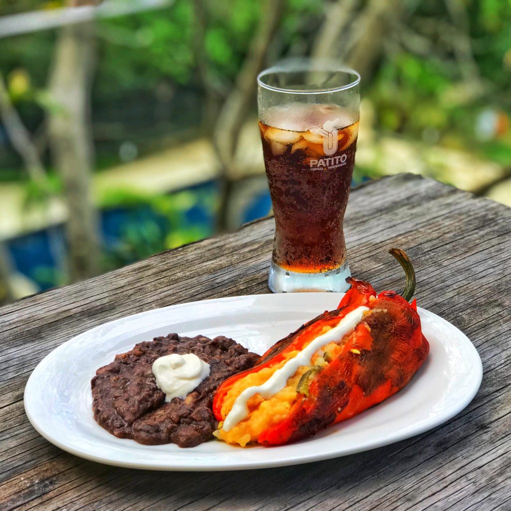 Chile poblano relleno de puré de papa con camarón