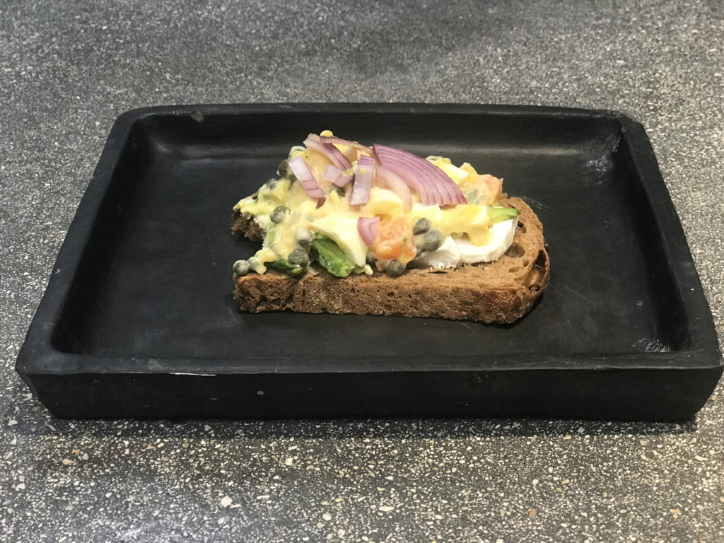 Abocado Toast de Salmon huevo y alcaparras