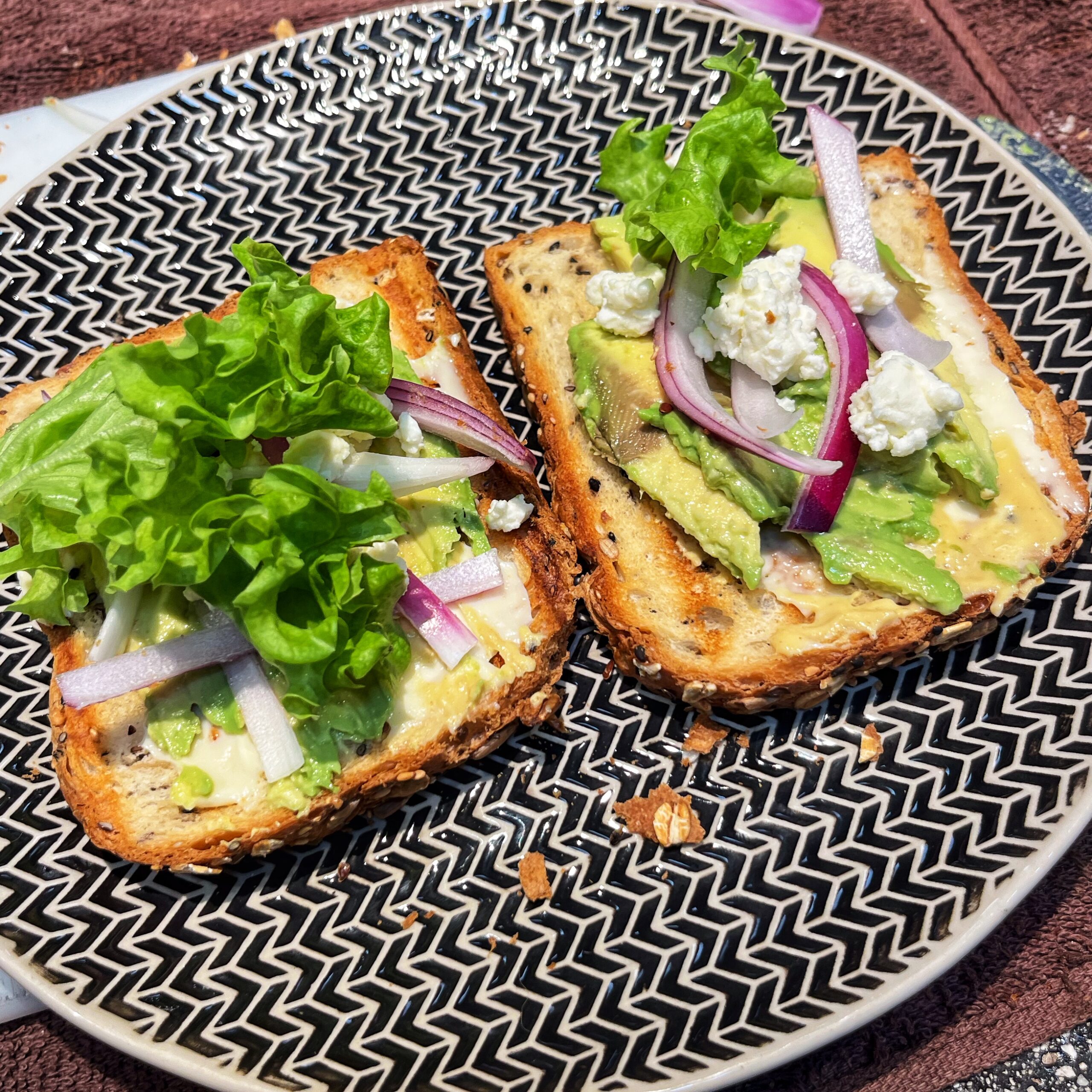 Toast de aguacate y queso Feta